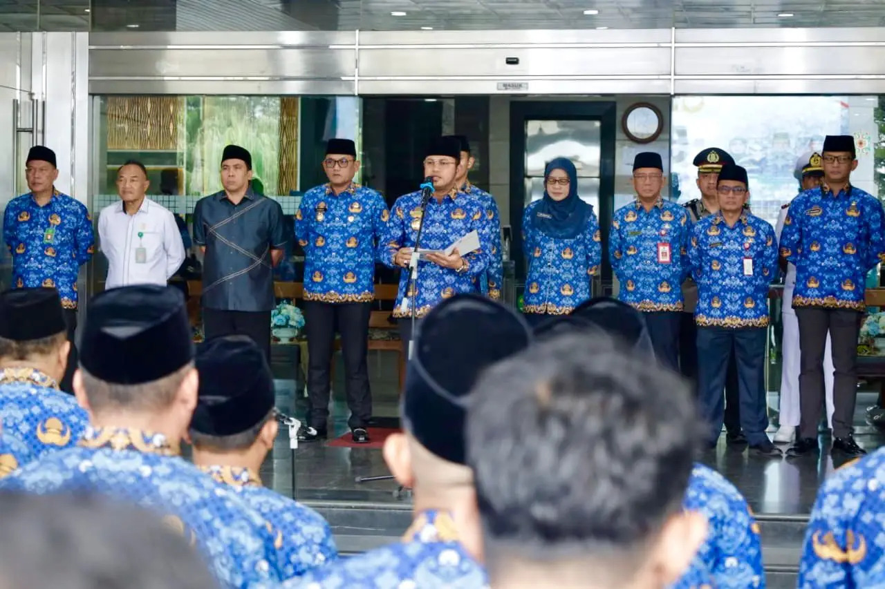 UPACARA: Gubernur Harum memimpin Upacara HUT ke-54 Korpri di Halaman Kantor Gubernur Kaltim, Jalan Gajah Mada, Senin (1/12). (DISKOMINFO KALTIM UNTUK BERAU POST)