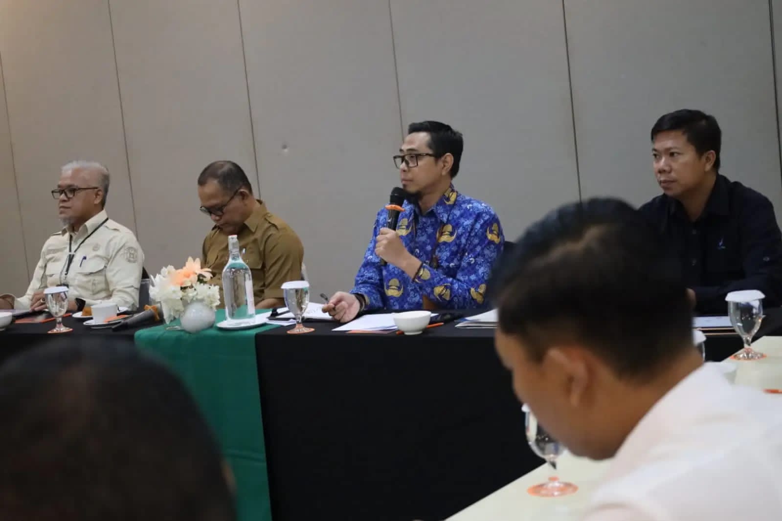 RAPAR PERSIAPAN: Jajaran DPPKUKM Kaltim saat rapat persiapan pengawasan terpadu HBKN di Ruang Groovy 2, Lantai M, Hotel Harris Samarinda. (DISKOMINFO KALTIM UNTUK BERAU POST)