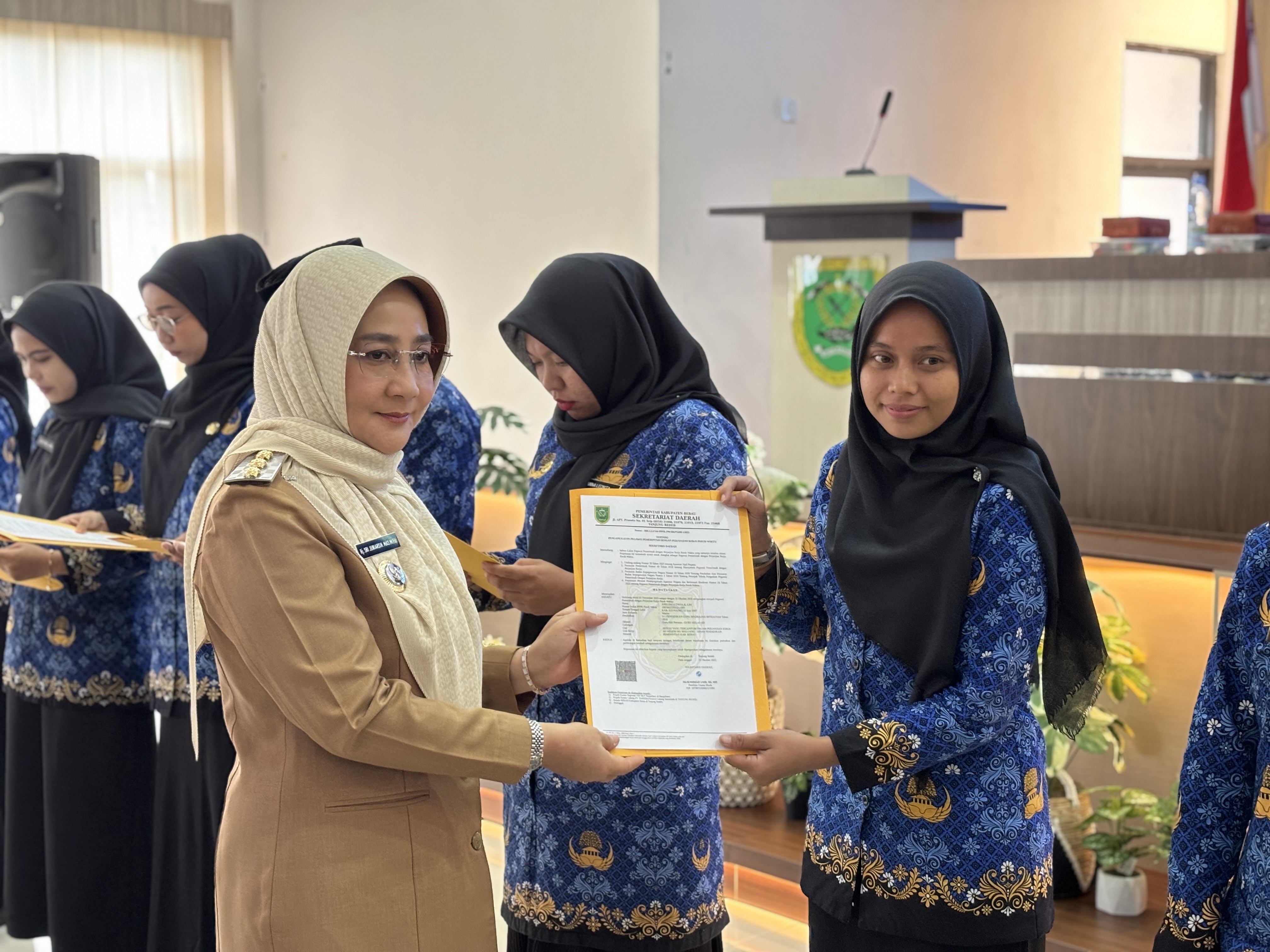 DIBERI SK: Bupati Berau Sri Juniarsih, memberikan SK kepada 1.546 PPPK paruh waktu dan mengingatkan mereka untuk bekerja profesional dan berintegritas. (IZZA/BP)