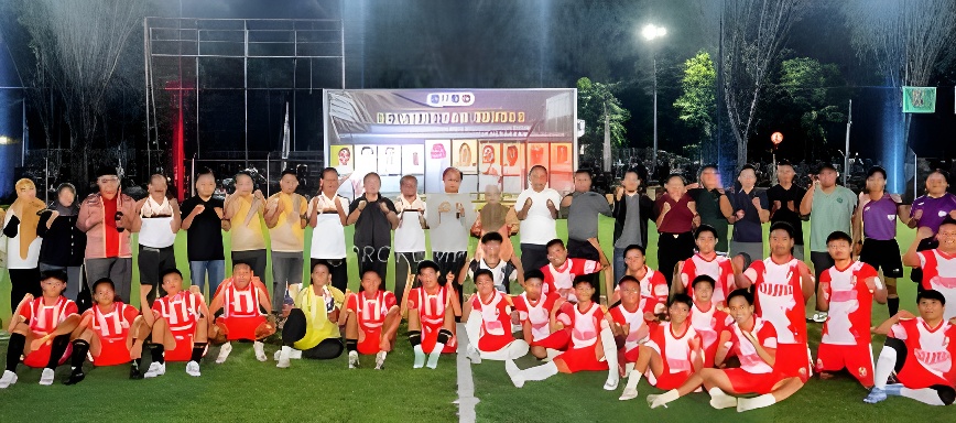 MERIAH: Wali Kota Bontang Neni Moerniaeni berfoto bersama di sela-sela penutupan Turnamen Sepak Bola Mini Wali Kota Cup 2025 di Lapangan Formula Mini Soccer pada Minggu (30/11). (PROMKOPIM BONTAG)