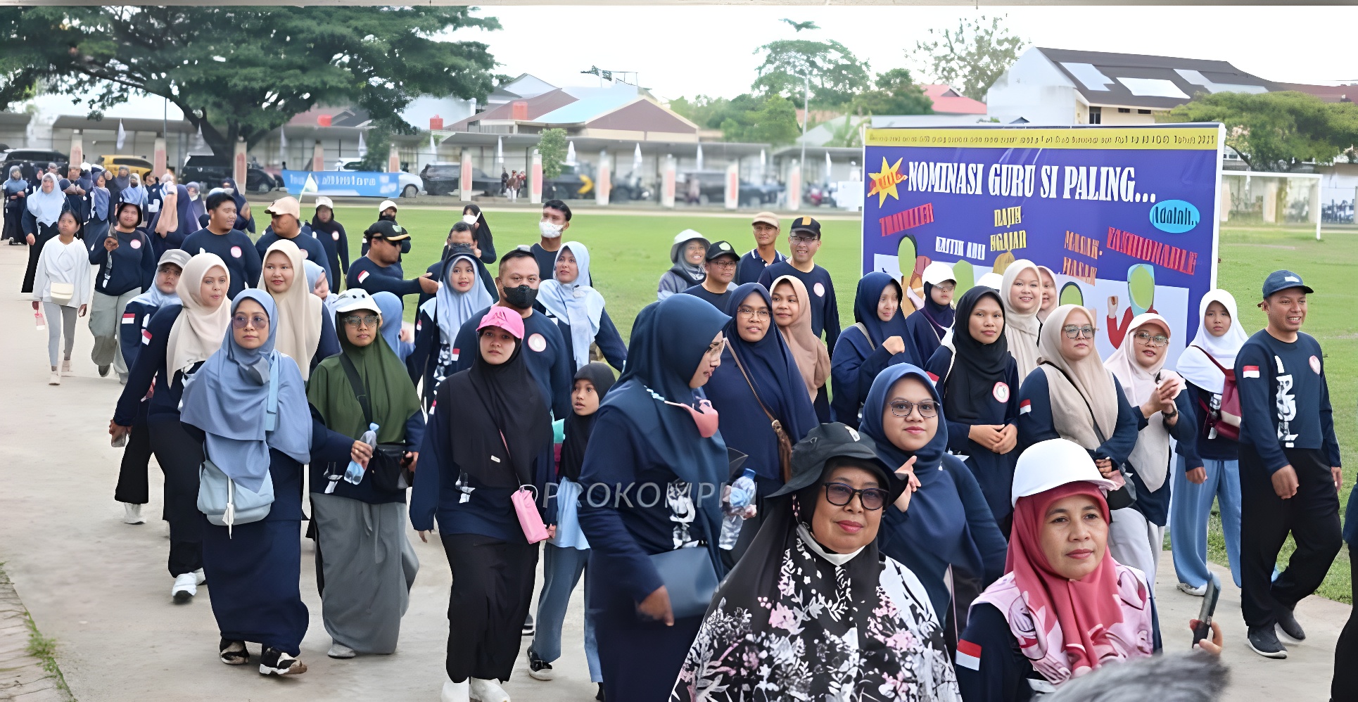 MERIAH: Wali Kota Bontang Neni Moerniaeni saat menghadiri pelaksanaan jalan sehat Hari Guru dan HUT PGRI di Stadion Bessai Berinta (Lang-Lang), Minggu (30/11) pagi. (PROMKOPIM BONTANG UNTUK BP)