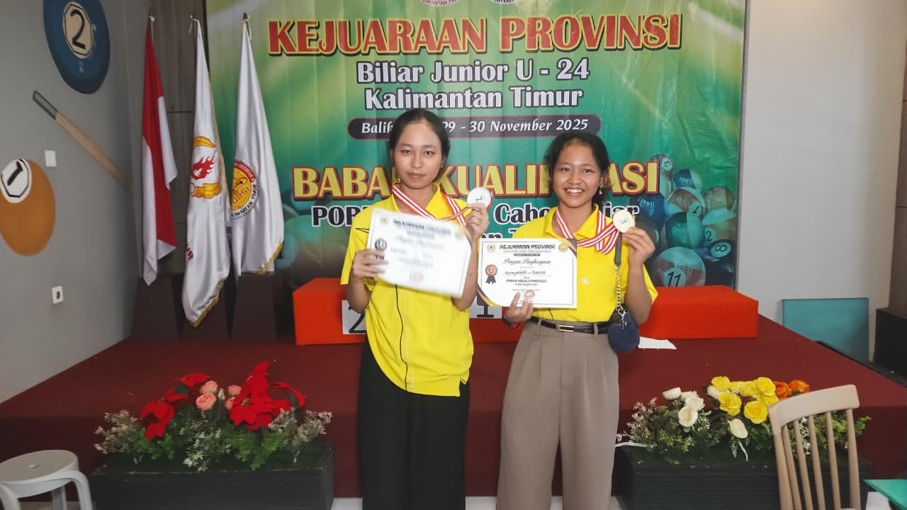 PAMER MEDALI: Dua atlet muda Berau yang meraih prestasi di Kejurprov Junior POBSI Kalimantan Timur 2025 kemarin. (ARTA KUSUMA YUNANDA/BP)