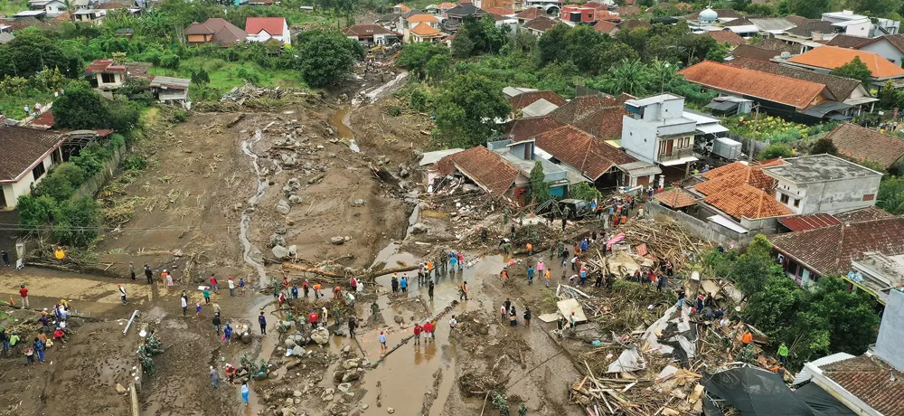 KEPEDULIAN: Pemprov Kaltara menyalurkan bantuan Rp 1 miliar untuk korban bencana di Sumatera. (JAWA POS)