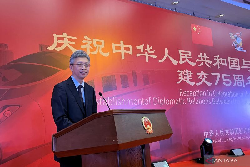 Duta Besar China untuk Indonesia Wang Lutong saat sambutan pada peringatan 75 tahun hubungan diplomatik Indonesia-China oleh Kedutaan Besar China di Jakarta, Kamis malam (17/4). (NABIL/ANTARA)