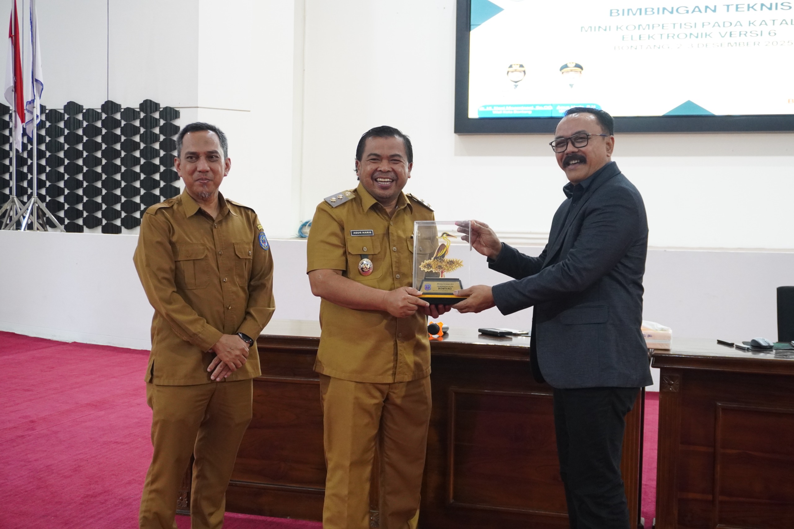 BIMTEK: Wakil Wali Kota Bontang Agus Haris saat menghadiri Bimtek Mini Kompetisi pada Katalog Elektronik di Auditorium Kantor Wali Kota, Selasa (2/12) pagi. (UKBJ UNTUK BERAU POST)