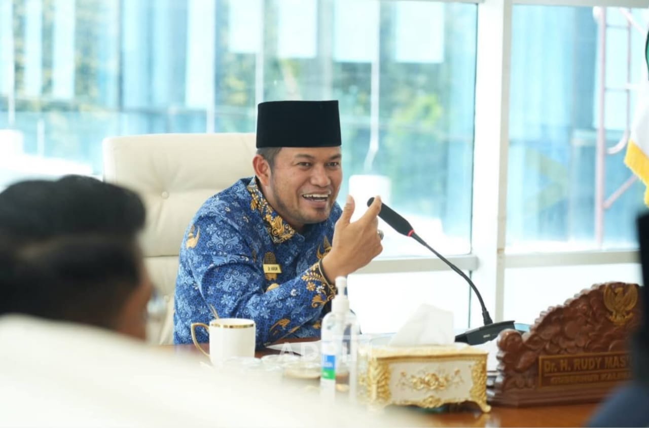 SILATURAHMI: Gubernur Kaltim Rudy Mas&rsquo;ud saat menerima jajaran Telkom Regional Kalimantan yang dipimpin GM Witel Kaltimtara I Nyoman Hardiana Artha, Senin (1/12). (DISKOMINFO KALTIM)
