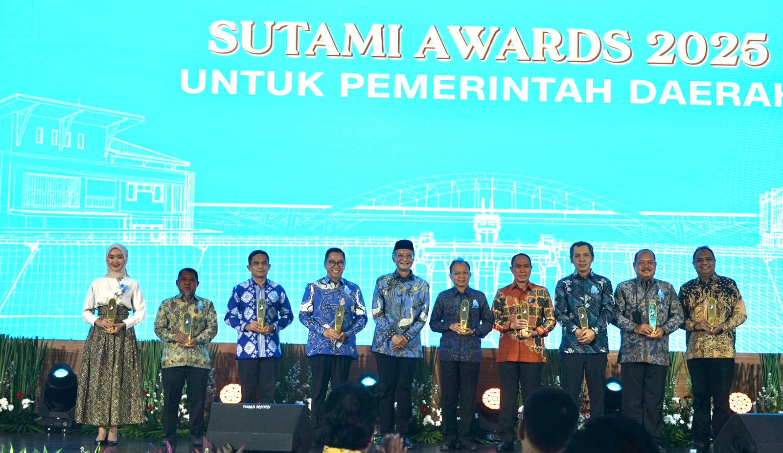 PENGHARGAAN: Kepala Dinas PUPR Kaltim Aji Muhammad Fitra Firnanda menerima penghargaan kategori Kinerja Terbaik dalam Pembinaan, Pengawasan, dan Penyelenggaraan Jasa Konstruksi Sutami Award 2025.