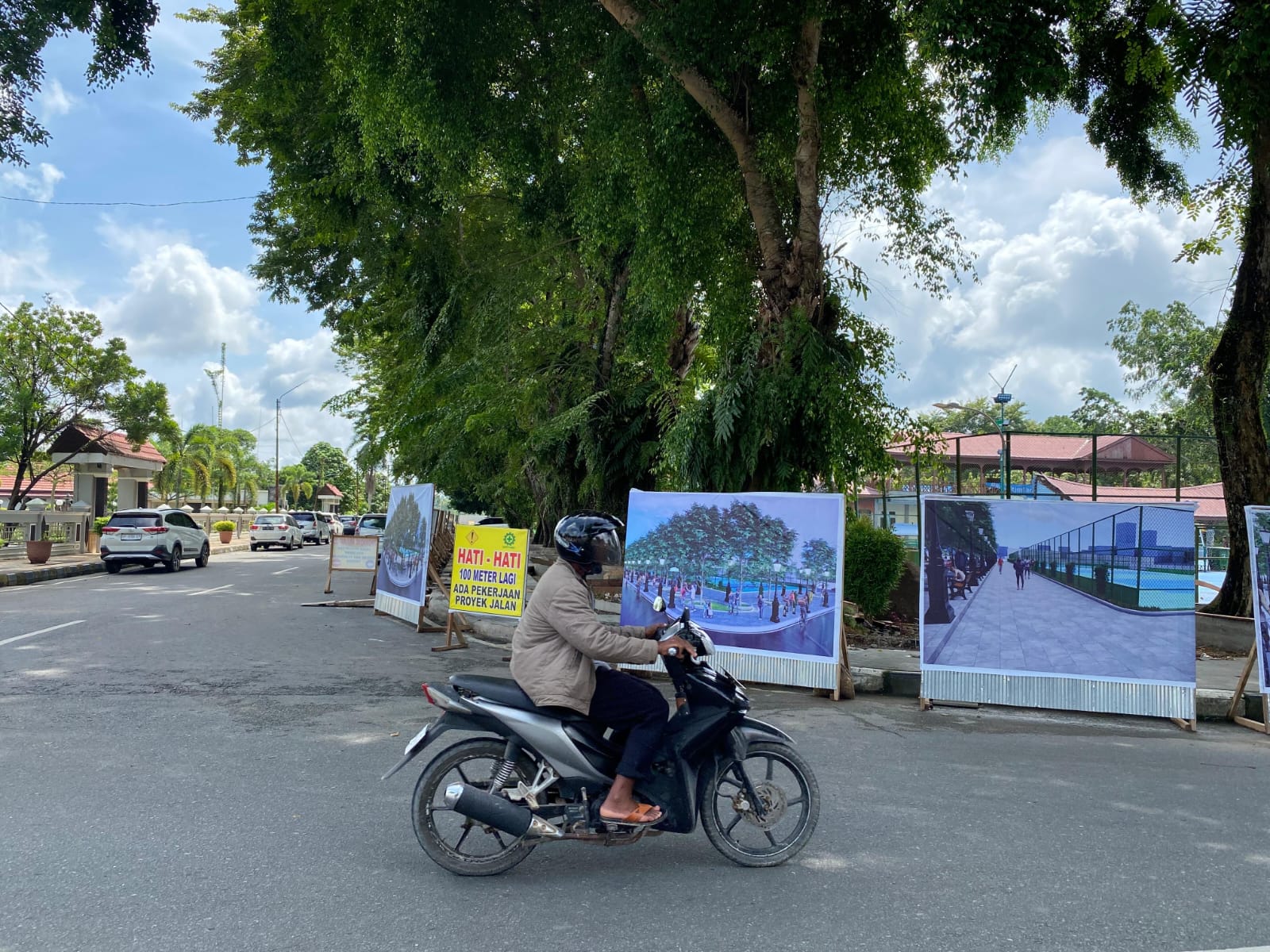 REVITALISASI RTH: DPUPR Berau melakukan revitalisasi RTH Taman Cendana pada trotoar dan jalur pedestarian yang dinilai sudah tidak layak. (IZZA/BP)