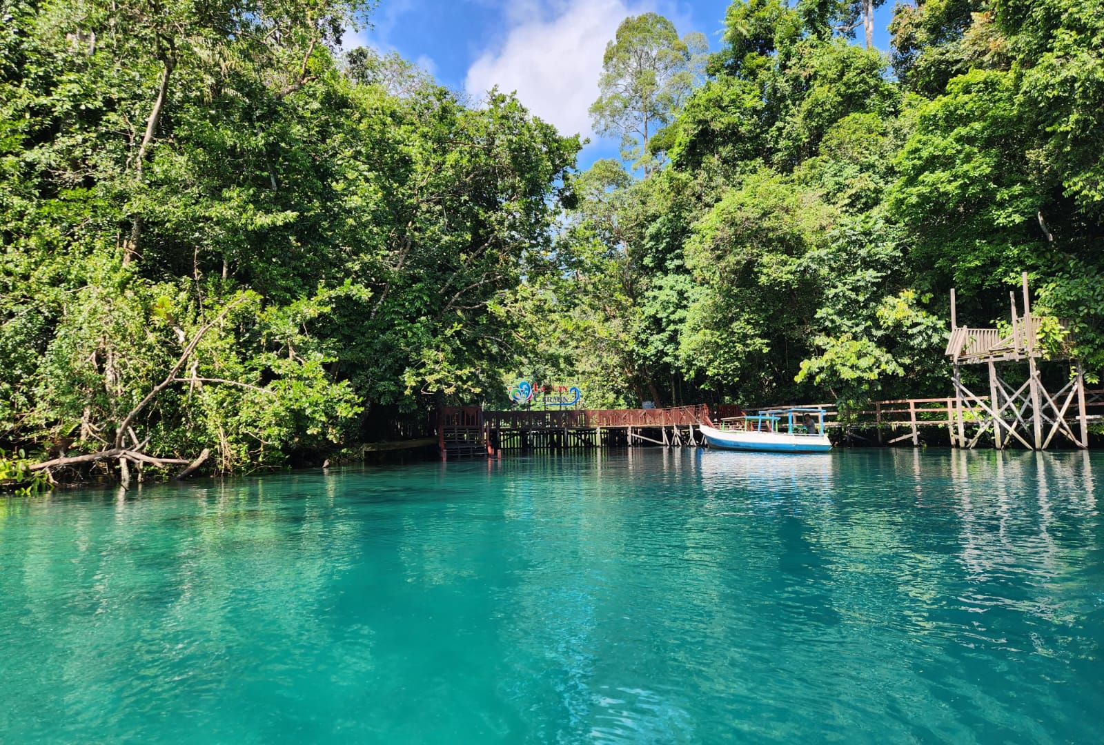 BANGKITKAN PARIWISATA: Danau Labuan Cermin merupakan salah satu objek wisata andalan yang menjadi daya tarik wisatawan untuk datang ke Berau. (MARNI/BP)