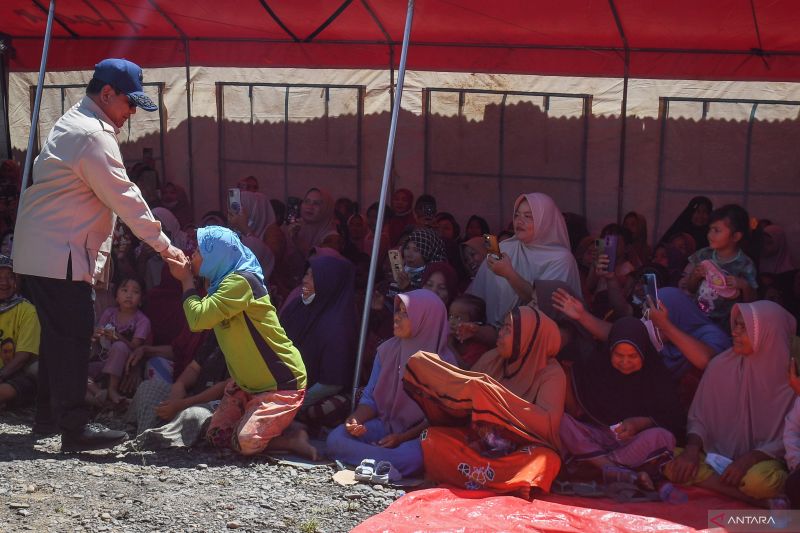 Presiden Prabowo Subianto (kiri) menyapa para pengungsi terdampak banjir bandang di posko pengungsian di Bambel Baru, Kabupaten Aceh Tenggara, Aceh, Senin (1/12). (GALIH PRADIPTA/ANTARA)