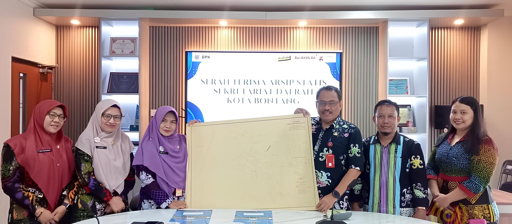 JAGA SEJARAH: Pjs Kota Bontang Akhmad Suharto memimpin penyerahan arsip statis milik Setda Kota Bontang kepada DPK. (FIRTHO UNTUK BERAU POST)