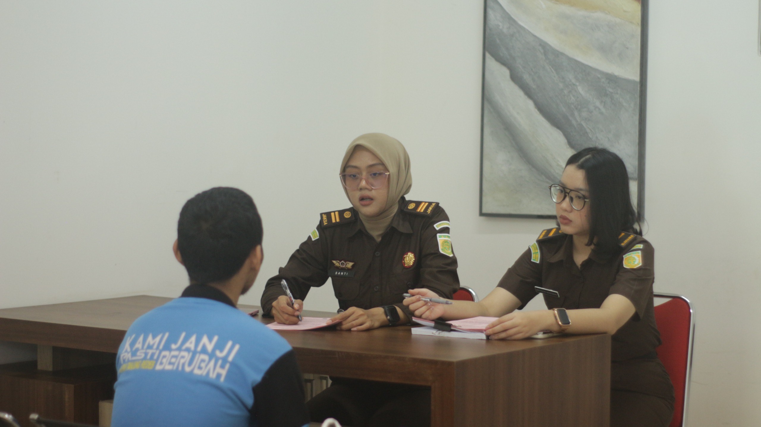 SERAH TERIMA: Kejari Berau telah melaksanakan Tahap II Tipidum dengan tersangka IM. Saat ini, jadwal persidangan menunggu pelimpahan berkas perkara ke PN. (KEJARI BERAU UNTUK BERAU POST)