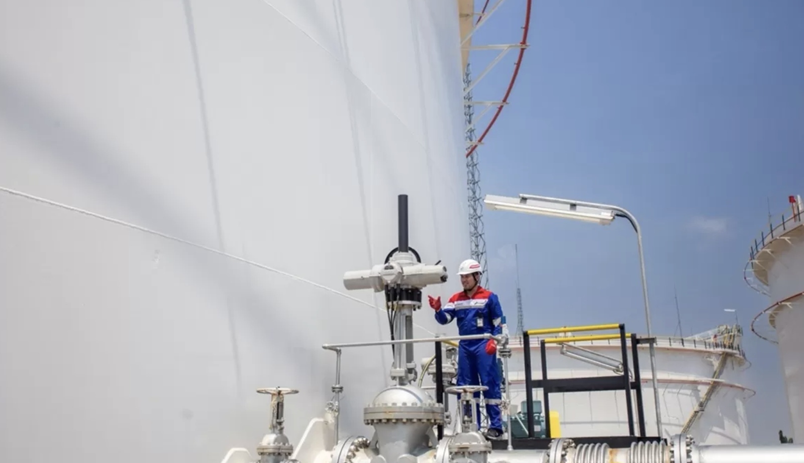 Dalam rangka menyambut Nataru, Kilang Pertamina Internasional (KPI) sebagian bagian dari Pertamina Group menyatakan kesiapan penuh dalam mendukung kelancaran pemenuhan BBM. (dok. Pertamina)