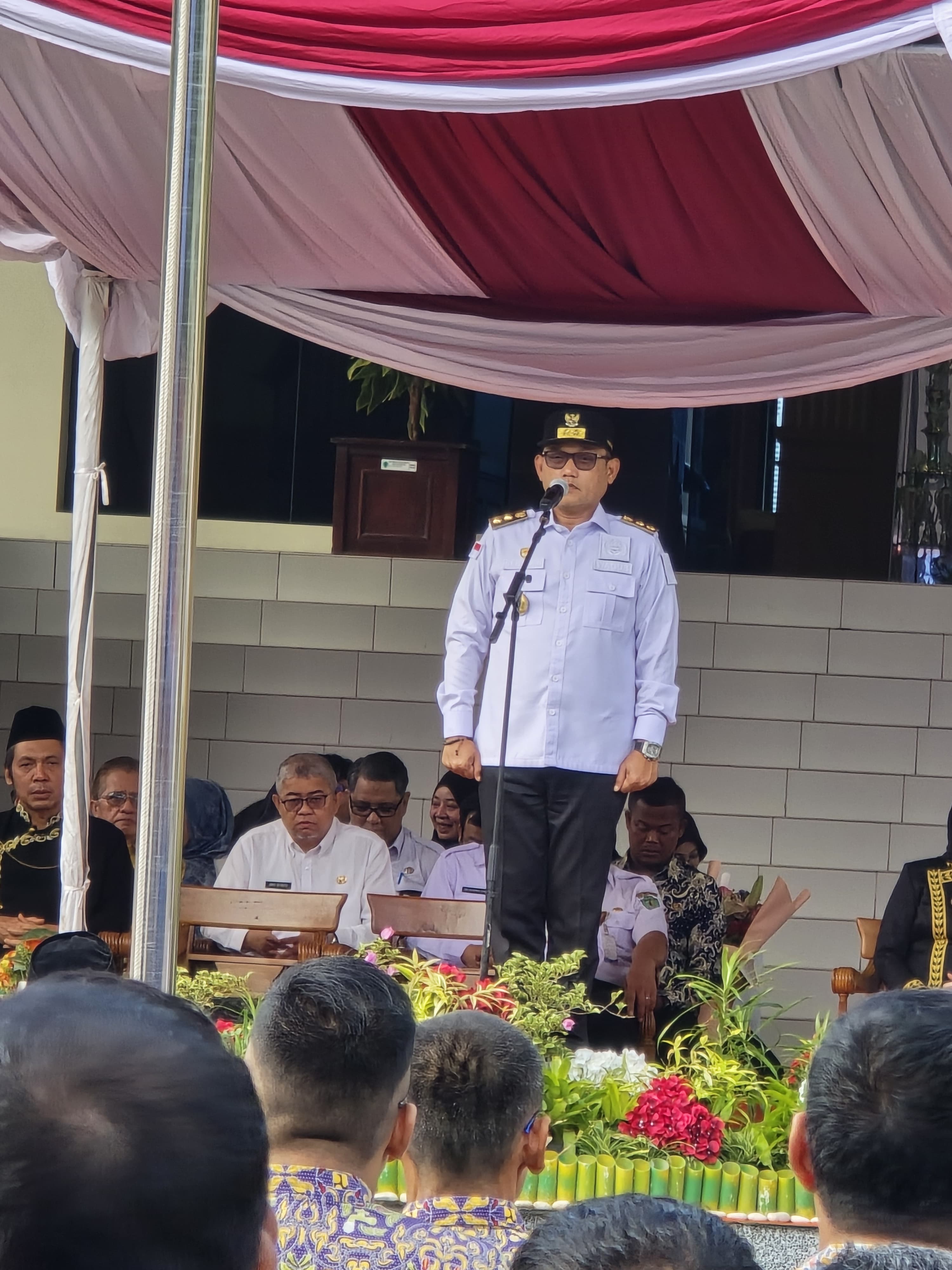 PIMPIN UPACARA: Wagub Kaltim Seno Aji menjadi Inspektur Upacara Hari Bakti Pekerjaan Umum ke-80 tahun 2025 di halaman Kantor Dinas PUPR & PERA Provinsi Kaltim, Rabu (3/12). (DISKOMINFO KALTIM UNTUK BP