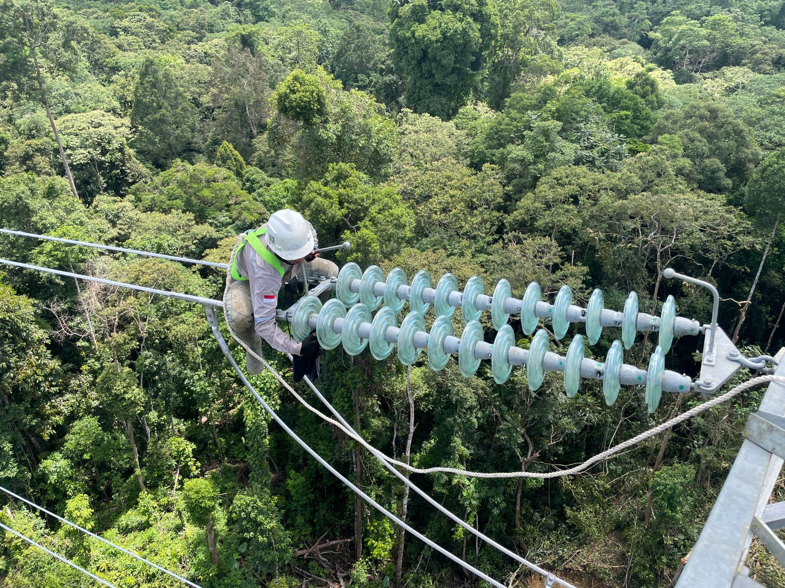 ILUSTRASI: Salah seorang pekerja tengah melakukan pembangunan jaringan SUTT 150 kV sistem Mahakam menuju ke arah Kabupaten Berau. (PLN UNTUK BERAU POST)
