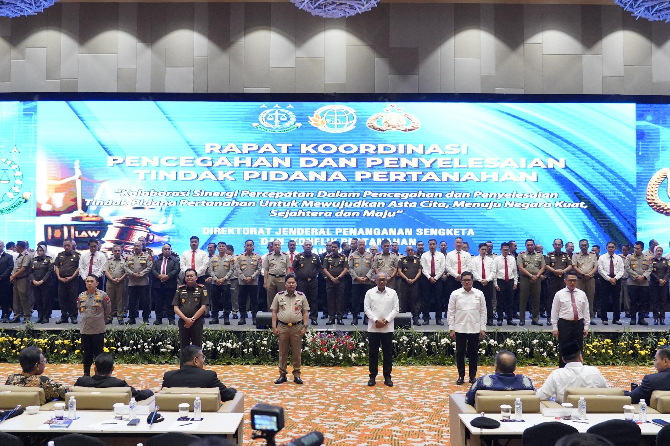 PENGHARGAAN: Menteri ATR/BPN memberikan piagam penghargaan ke pada pihak yang berperan penting dalam pencegahan dan juga penyelesaian tindak pidana pertanahan. (ATR/BPN)