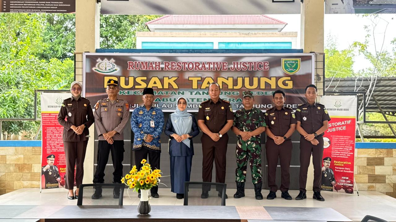 ABADIKAN MOMEN: Bupati Berau Sri Juniarsih berseta Kepala Kejari Berau Gusti Hamdani dan jajaran stakeholder menghadiri peresmian Rumah Restoraive Justice Busak di Kecamatan Tanjung Redeb. (SENO/BP)