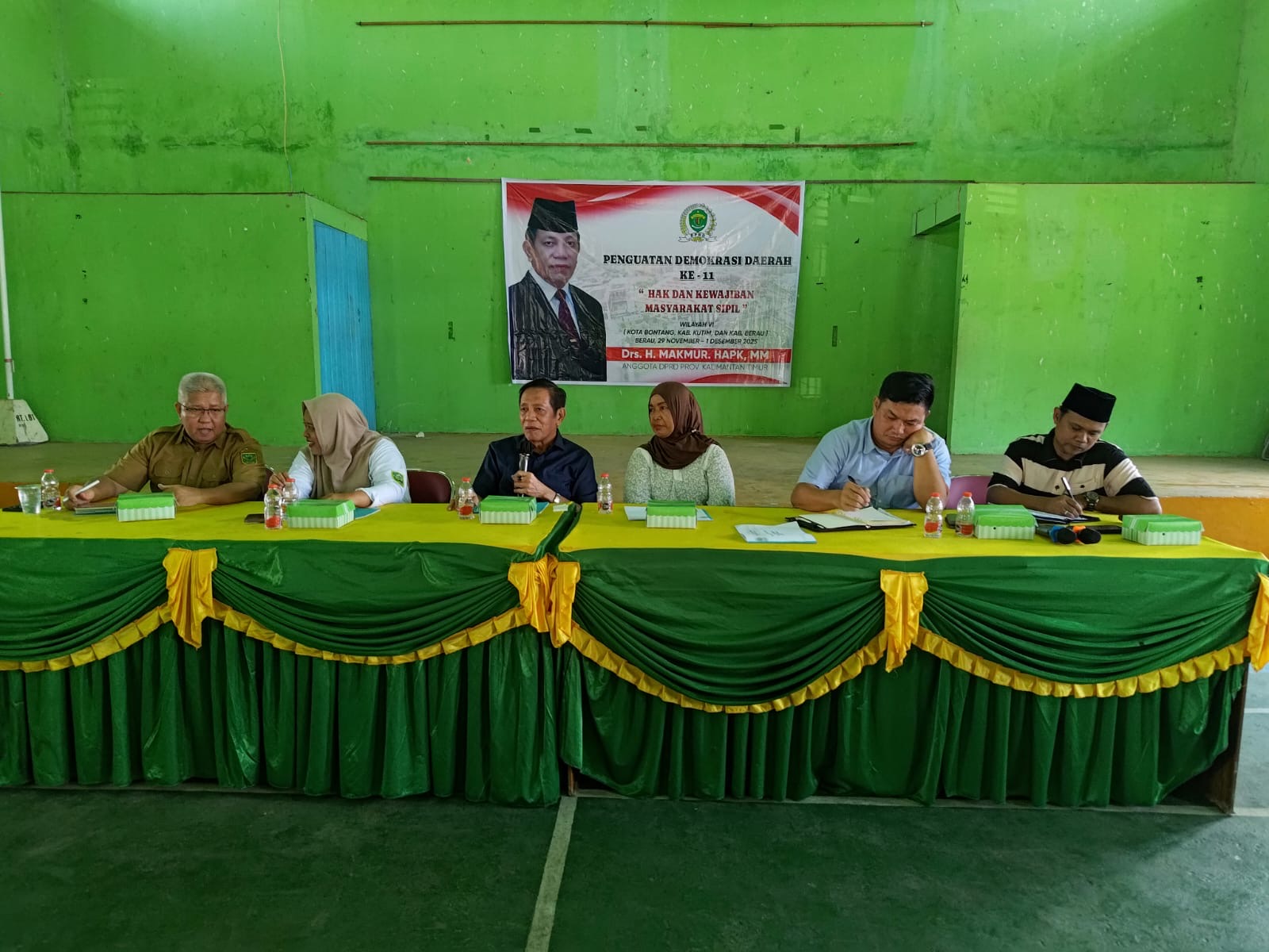 BERI ARAHAN MASYARAKAT: Anggota DPRD Kaltim Makmur HAPK saat memberikan pemahaman terhadap masyarakat pada Minggu (30/11) lalu. (ARTA KUSUMA YUNANDA/BP)