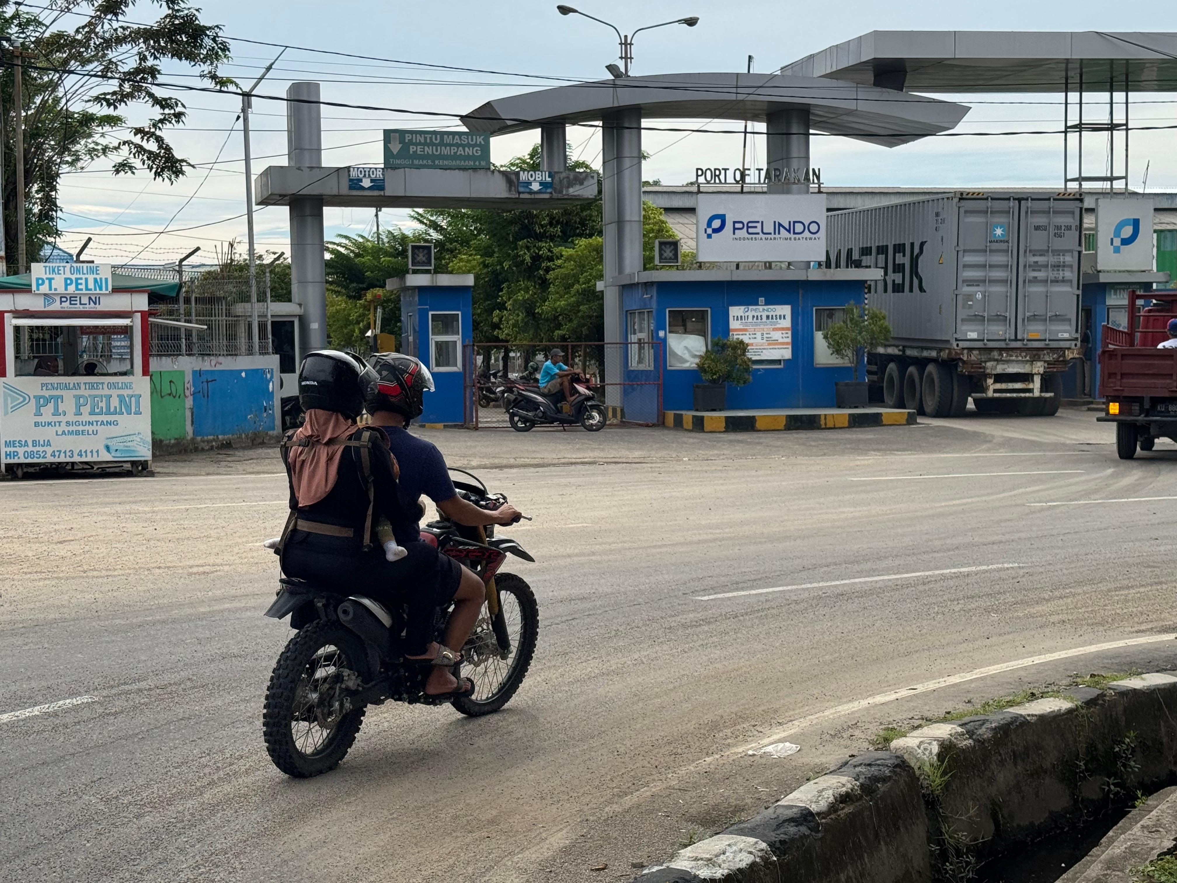 MASUK PELABUHAN: Warga Tarakan kembali keluhkan tarif masuk Pelabuhan Malundung. (SEPTIAN ASMADI/HRK)