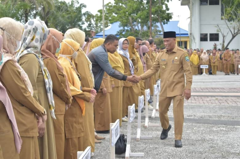 KUALIFIKASI PENDIDIKAN: Bupati Bulungan Syarwani (kanan) mendorong peningkatan kompetensi para ASN yang belum memiliki gelar sarjana. (PEMKAB BULUNGAN)