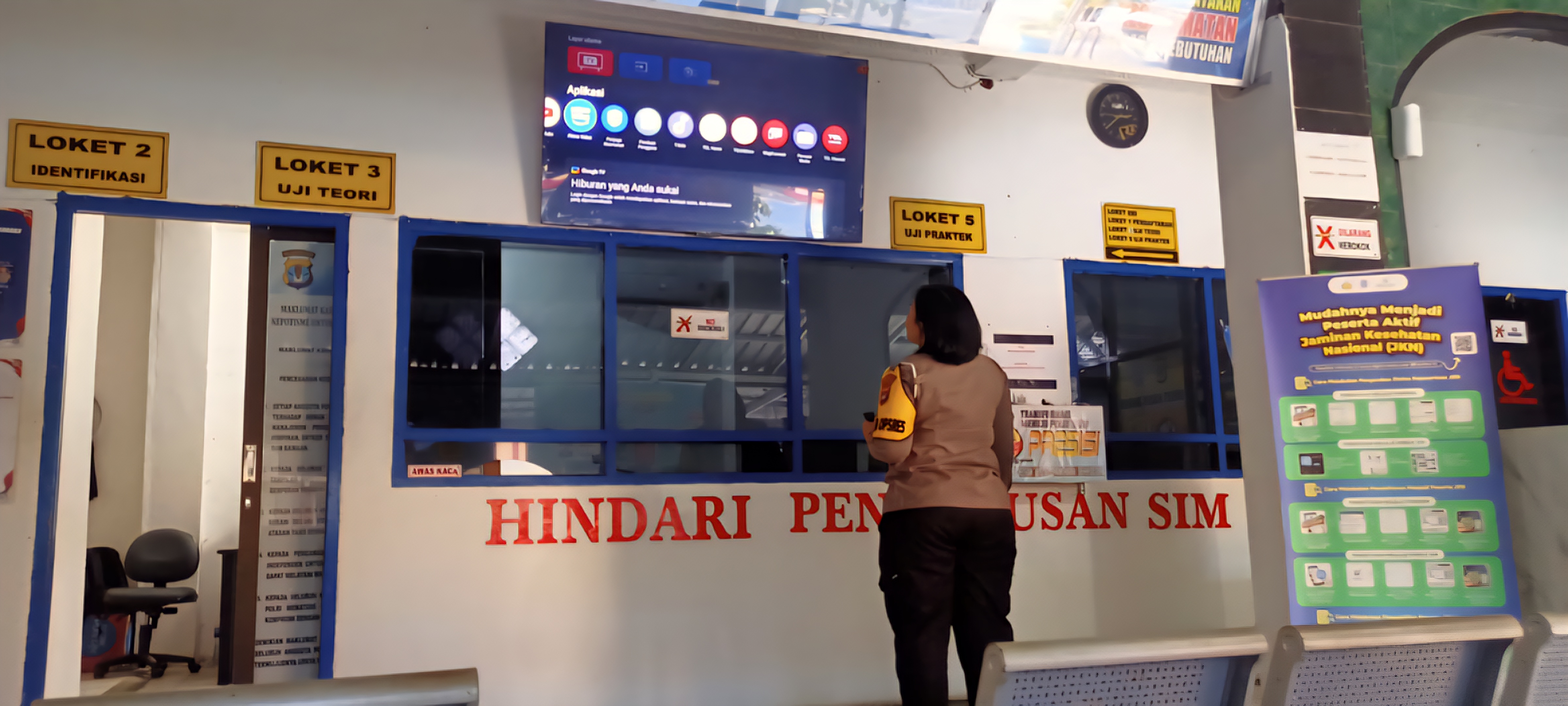 PELAYANAN SIM: Satlantas Polres Tarajan turut menrerapkan operasional aplikasi SINAR. (SEPTIAN ASMADI/HRK)