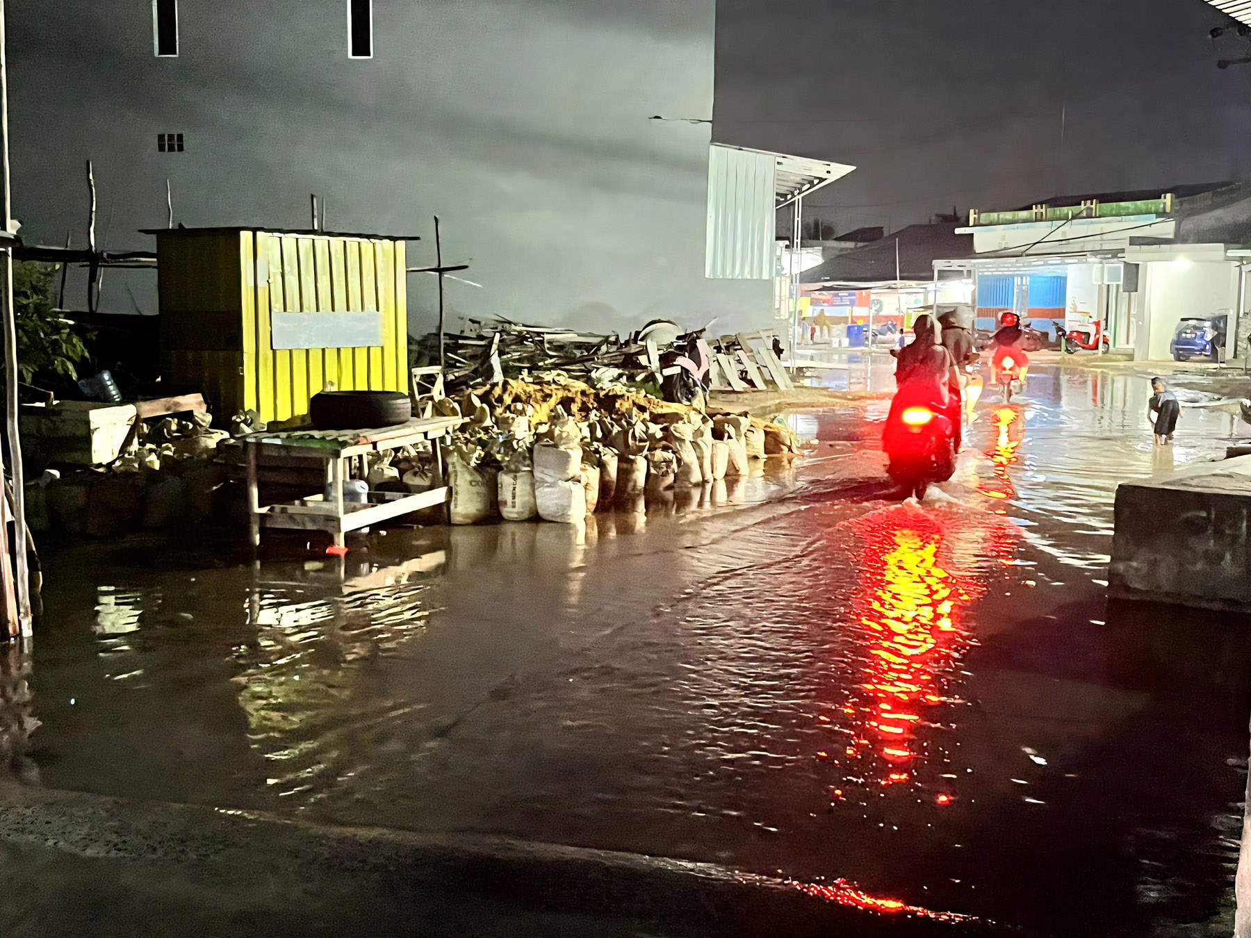 CUACA EKSTREM: Banjir rob turut melanda Kota Tarakan di wilayah pesisir hingga 9 Desember mendatang. (SEPTIAN ASMADI/HRK)