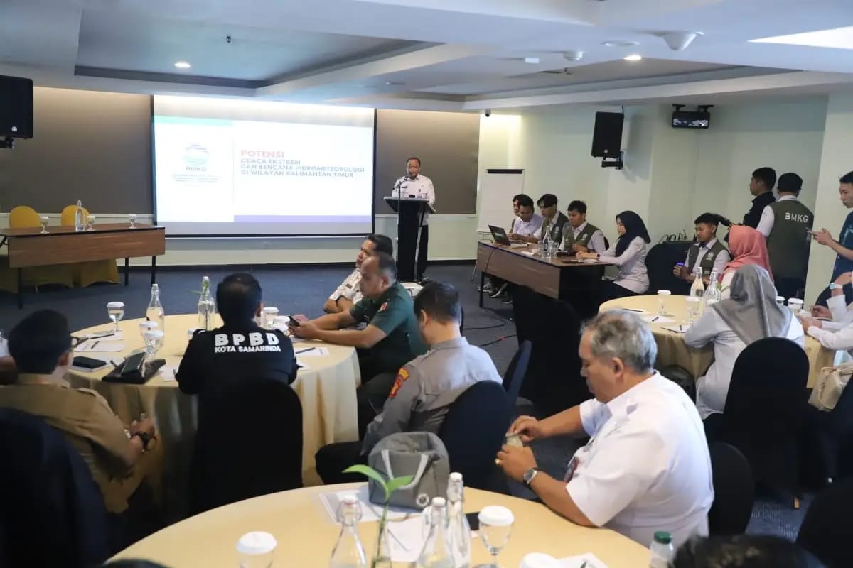 CEGAH BENCANA: Pelaksanaan Focus Group Discussion bersama BMKG Stasiun Meteorologi APT Pranoto Samarinda terkait update kondisi musim hujan 2025 dan waspada potensi bencana 2026. (DISKOMINFO KALTIM)