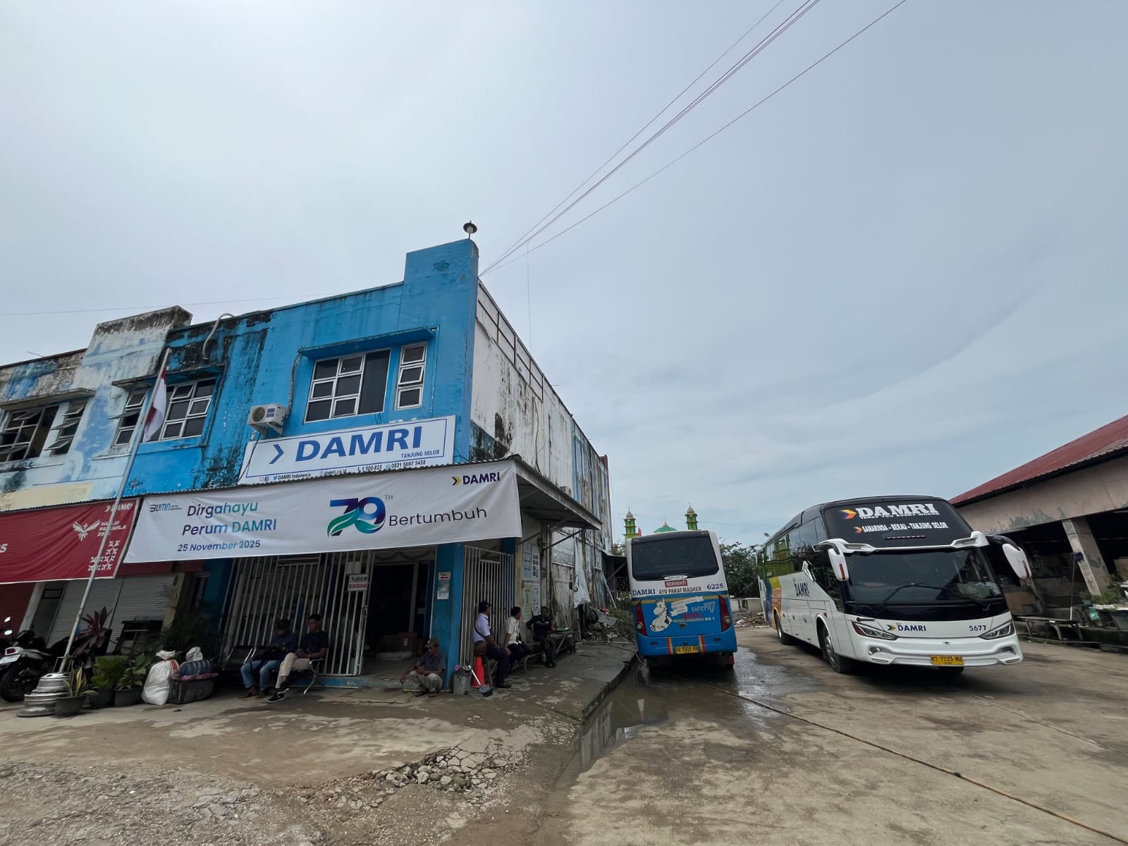 MODA TRANSPORTASI: Bus Damri dilakukan ramp check untuk memastikan kendaraan aman dan pengemudi siap melayani masyarakat. (FAISAL/HRK)