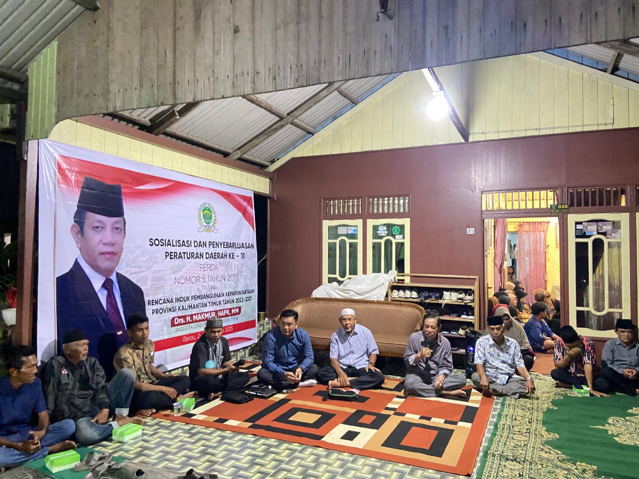 SOSIALISASI: Makmur bersama masyarakat saat melakukan sosialisasi tentang Perda Nomor 5 Tahun 2019 tentang Perencanaan Induk Pembangunan Kepariwisataan Kaltim. (ARTA KUSUMA YUNANDA/BP)