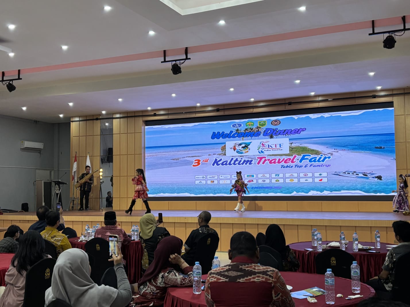 TUMBUHKAN WISATAWAN: Kaltim Travel Fair 2025 menjadi ruang temu antara pelaku usaha wisata dari berbagai daerah untuk memperkenalkan potensi pasar pariwisata yang lebih luas. (IZZA/BP)