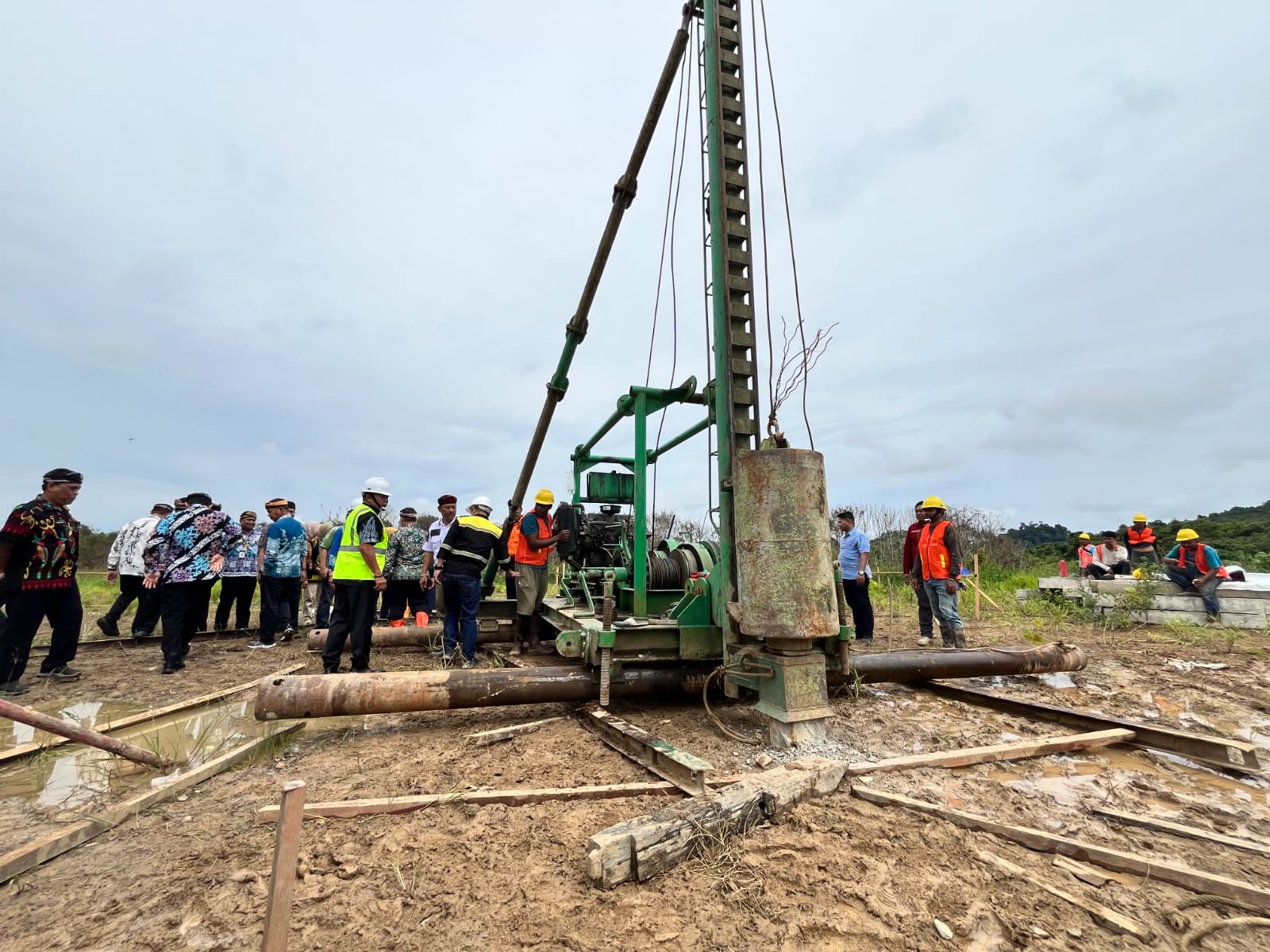 GEDUNG PUSDALOPS: Proses pembangunan Gedung Pusdalops BPBD Kaltara saat dilakukan peletakan batu pertama. Saat ini pembangunan sudah memasuki tahap akhir. (HRK)