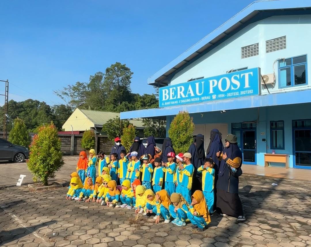 KUNJUNGI GEDUNG BIRU: Kunjungan edukatif TK Ibnu Katsir ke Gedung Biru Berau Post bertujuan mengenalkan proses produksi surat kabar sekaligus menumbuhkan minat baca sejak dini, Jumat (5/12). (IZZA/BP)