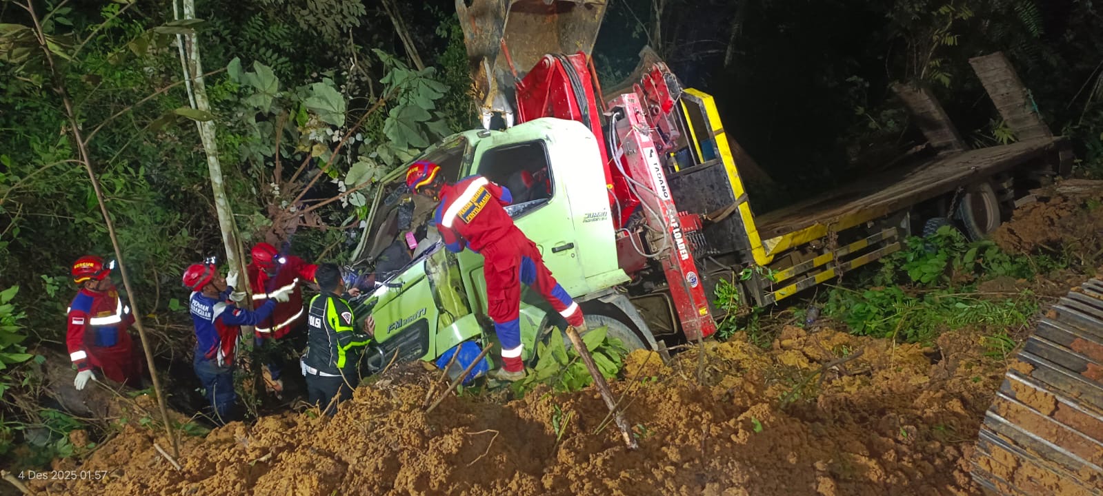 EVAKUASI: Tim gabungan saat melakukan evakuasi truk loboi pada Rabu (3/12) malam. (ARTA KUSUMA YUNANDA/BP)