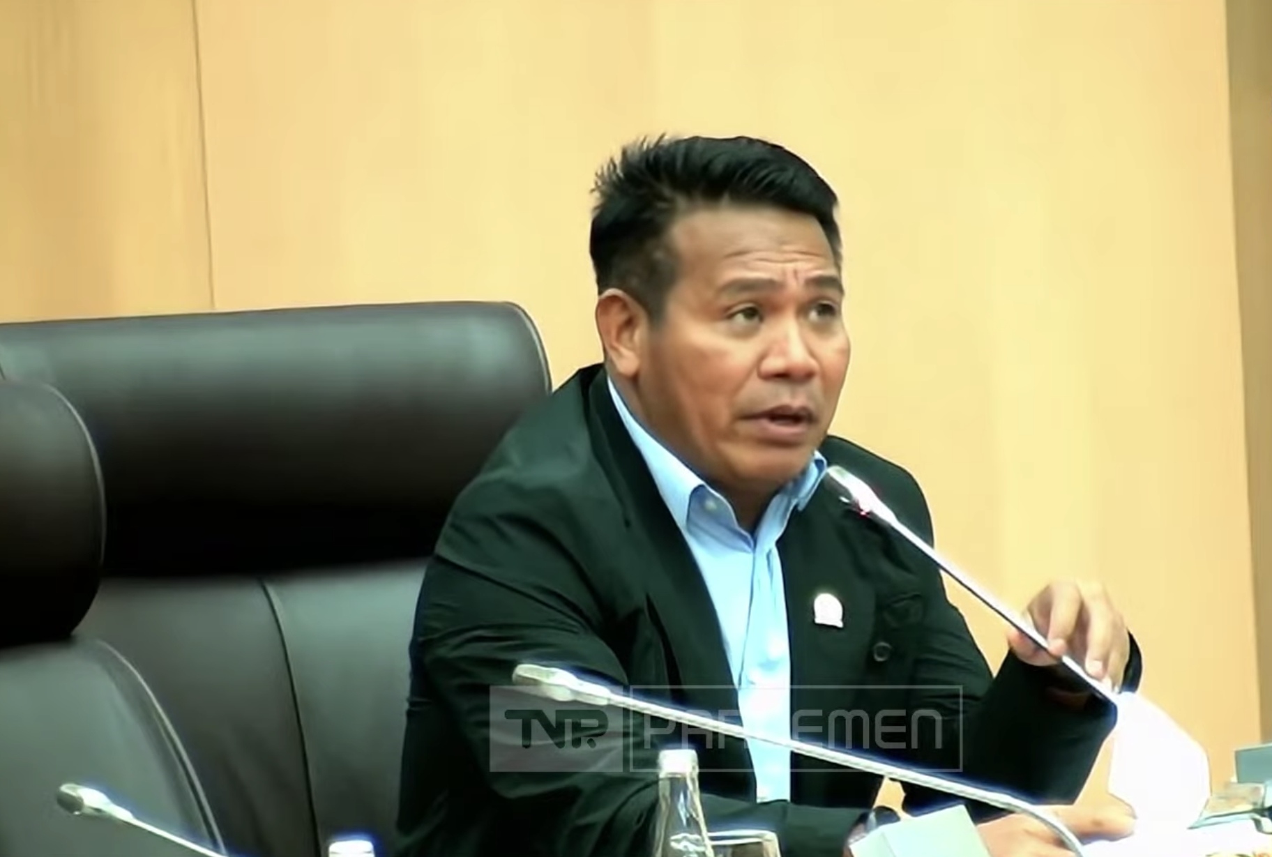 Tangkapan layar anggota Komisi XII DPR dari Fraksi PKB, Syafruddin saat menyampaikan kritik soal anggaran daerah kepada Menkeu Purbaya. (YouTube/TVR Parlemen)