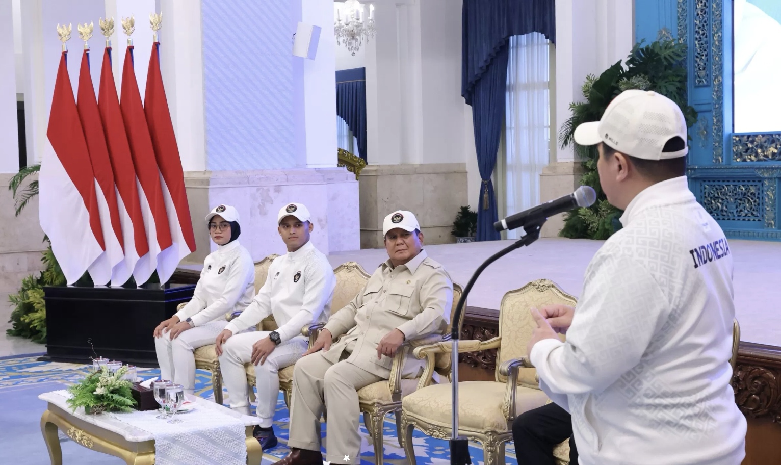 Presiden Prabowo Subianto melepas Kontingen Indonesia menuju SEA Games ke-33 Thailand di Istana Merdeka, Jakarta, Jumat (5/12). (Setpres)