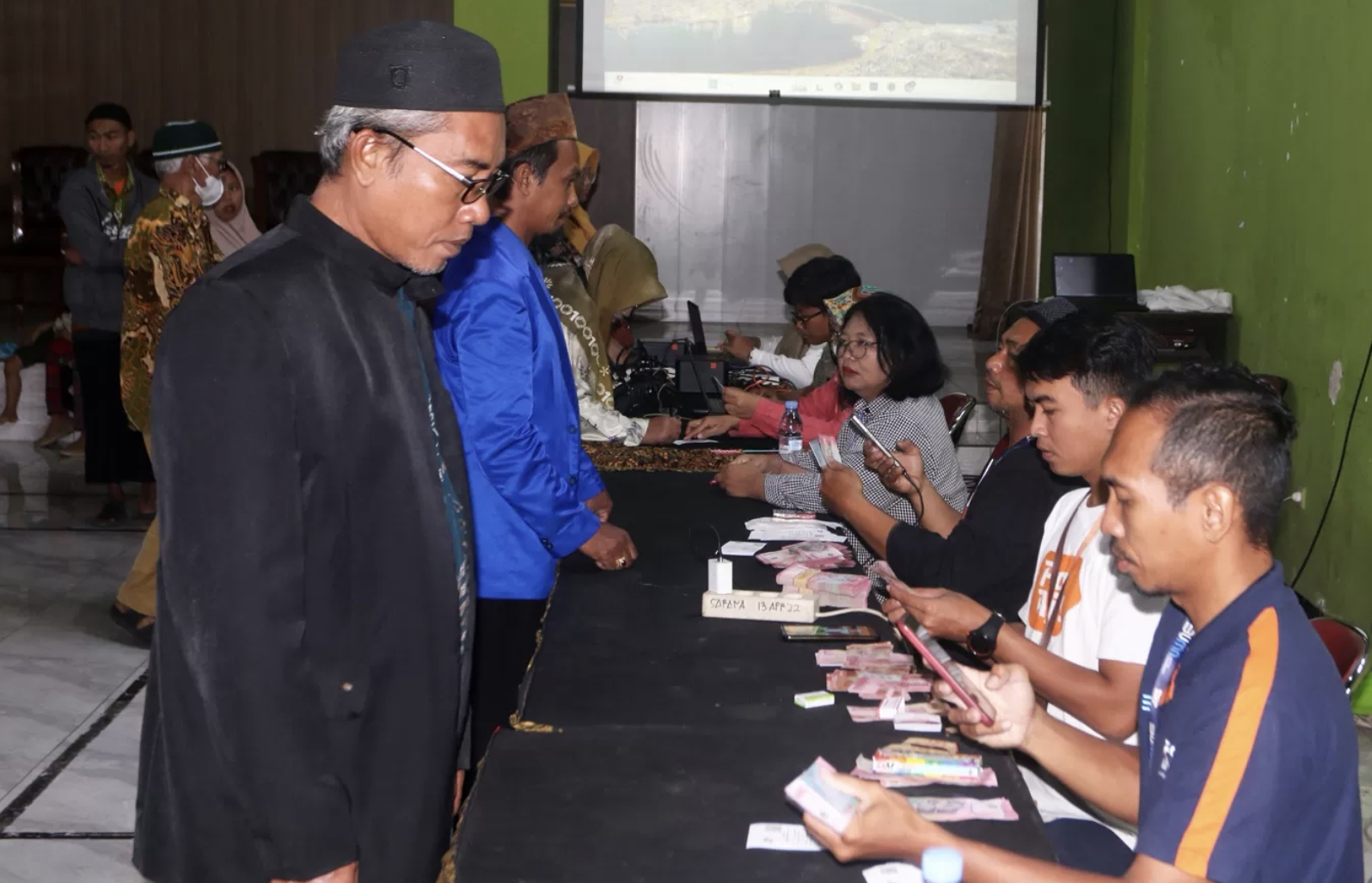 Ratusan Guru Ngaji Semarang Terima BSU, Gunakan untuk Keperluan Santri Guru ngaji dari TPQ, Madin, dan Pesantren datang silih berganti untuk mendapatkan BSU. (Jawa Pos Radar Semarang)
