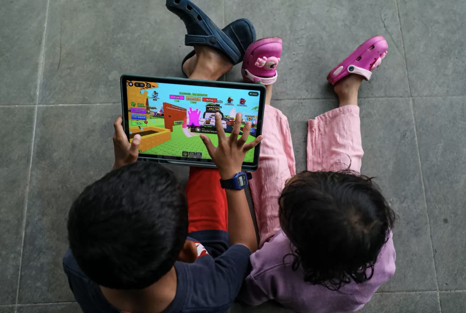 Anak bermain game Roblox. (Salman Toyibi/Jawa Pos)