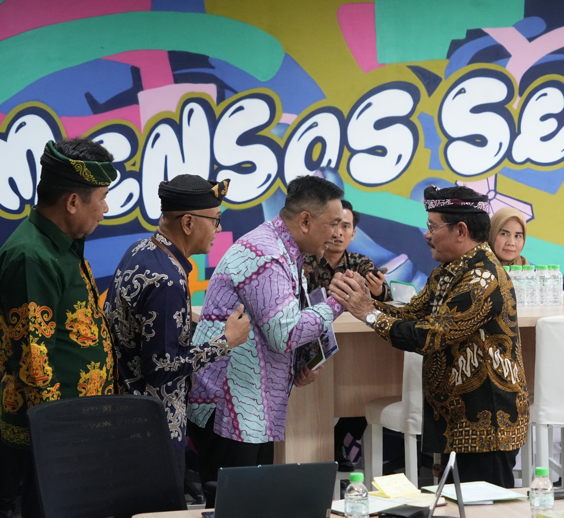 BAHAS SEKOLAH RAKYAT: Wagub Kaltara Ingkong Ala (kanan) usai lakukan audiensi dengan Kemensos RI, belum lama ini. (DKISP KALTARA)