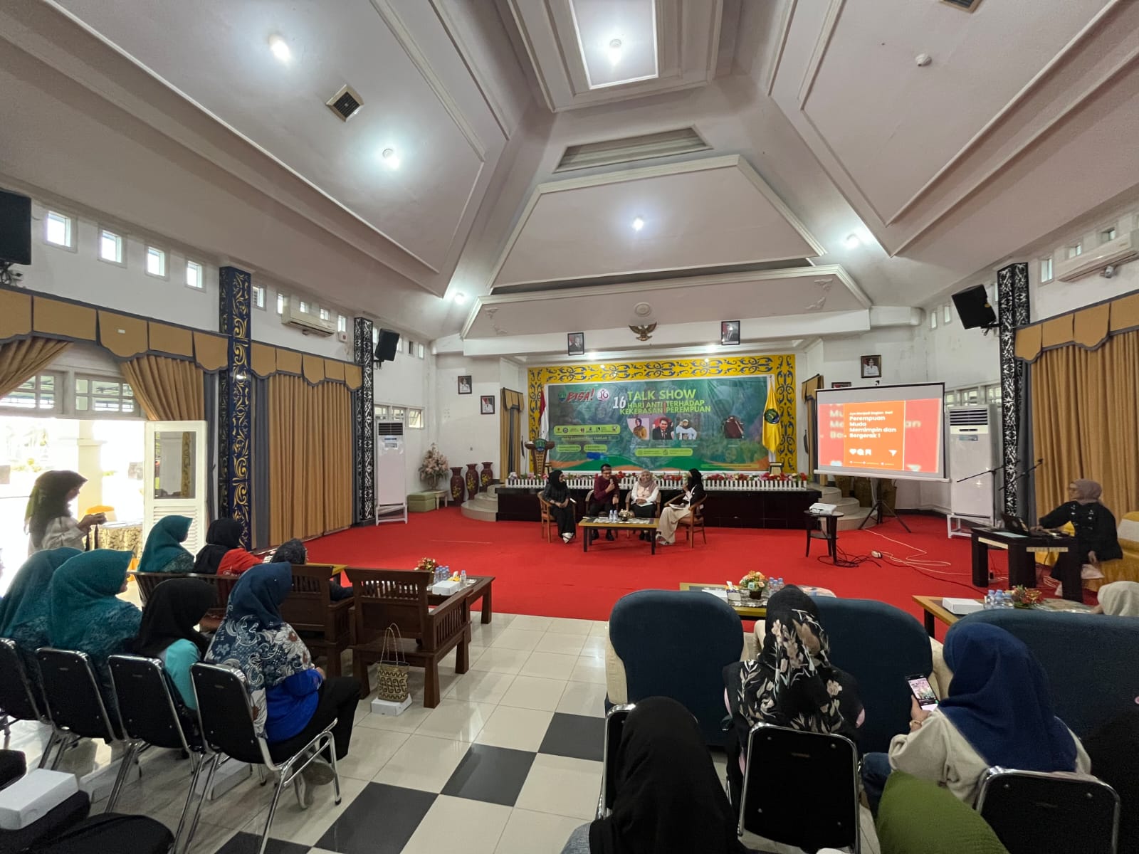 TALK SHOW: Kegiatan edukatif dan kreatif dalam memperingati 16 Hari Anti Kekerasan terhadap Perempuan. (FAISAL/HRK)