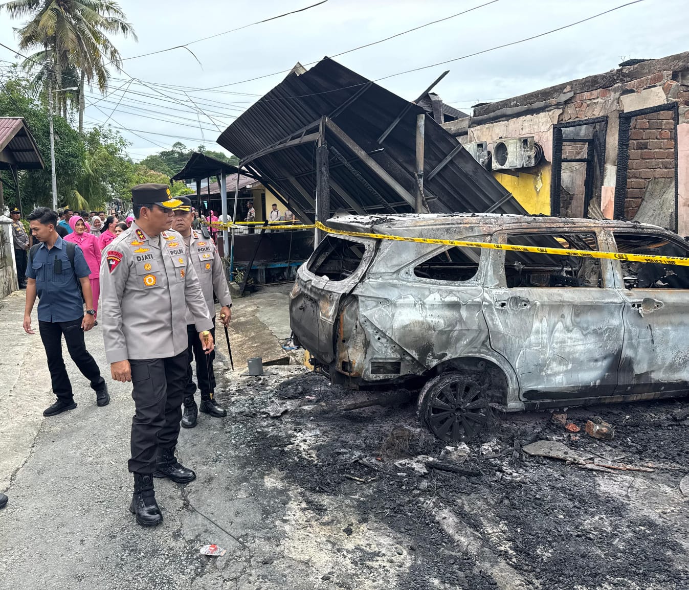 TINJAU LOKASI KEBAKARAN: Kapolda Kaltara Irjen Pol Djati Wiyoto Abadhy didampingi pejabat, meninjau lokasi kebakaran di asrama polisi, Sabtu (6/12). (SEPTIAN ASMADI/HRK)