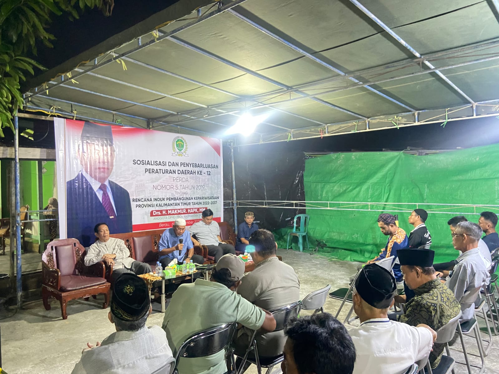 GELAR SOSIALISASI: Anggota DPRD Kaltim Makmur HAPK saat melakukan sosialisasi tentang kepariwisataan kepada masyarakat di Jalan Pulau Derawan, Tanjung Redeb, kemarin. (ARTA KUSUMA YUNANDA/BP)
