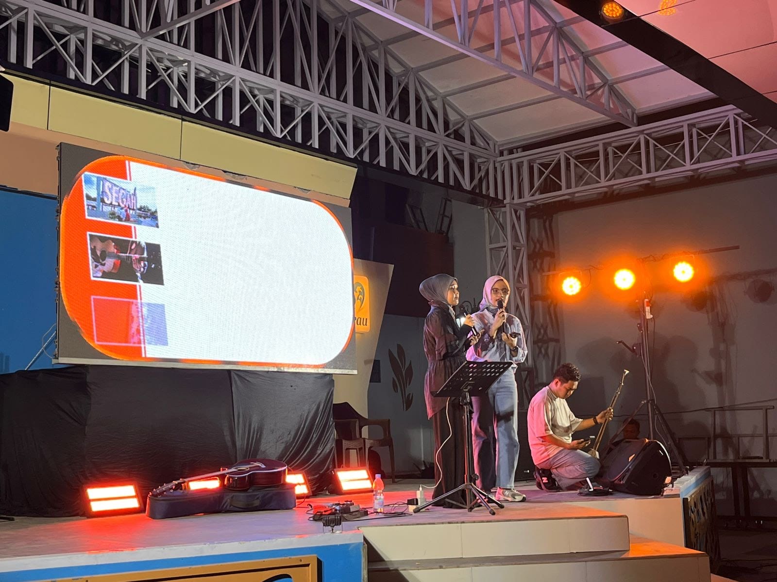 NUANSA BARU: Alunan musik kini bakal hiasi Kawasan Tepian Sungai Segah setiap malam akhir pekan, sambil menikmati jajanan UMKM, di kawasan Panggung Barintak. (SENO/BP)
