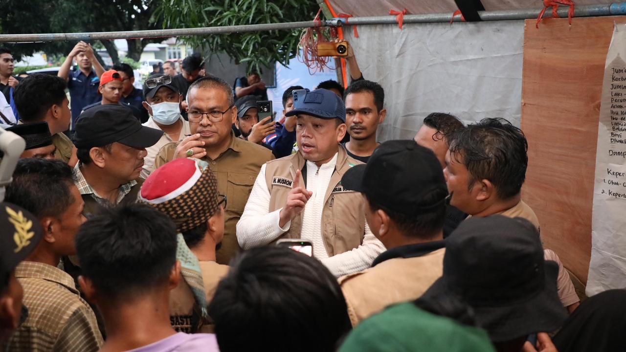 BANTUAN: Menteri ATR/BPN Nusron Wahid terjun langsung menyerahkan bantuan ATR/BPN Peduli Bencana kepada masyarakat yang terdampak banjir bandang di Sumatra Barat. (ATR/BPN)