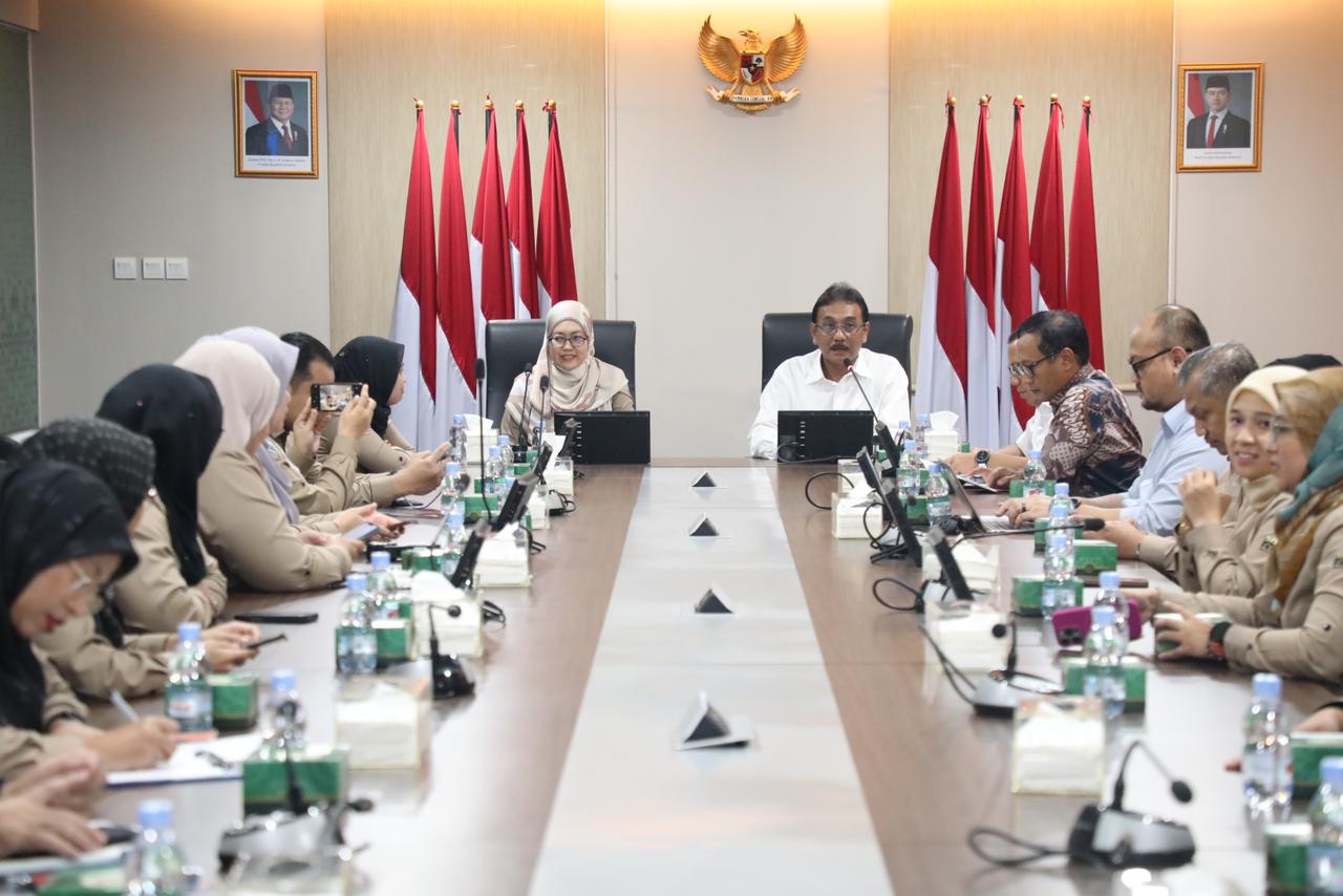 KUNJUNGAN: Sekretaris Jenderal Kementerian ATR/BPN, Dalu Agung Darmawan menyambut rombongan Pengarah Tanah dan Galian Negeri Perak Malaysia di Kantor Kementerian ATR/BPN, Jakarta. (ATR/BPN)