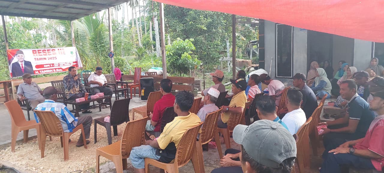 DENGAR ASPIRASI: Dari hasil reses di wilayah pesisir, Anggota DPRD Berau Thamrin mendengar berbagai usulan masyarakat, mulai bantuan bibit jagung hingga pembangunan jalan usaha tani. (SENO/BP)