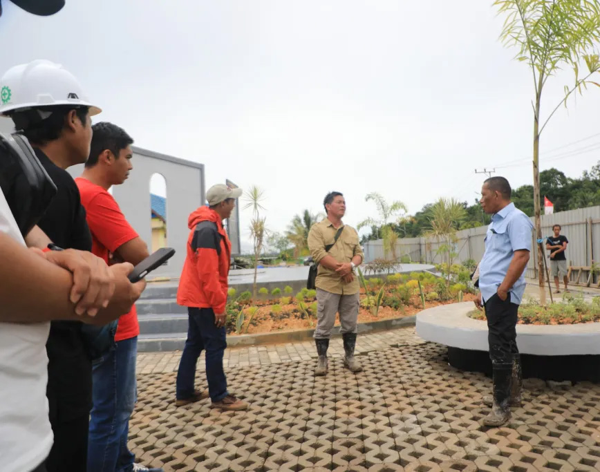 FASILITAS PUBLIK: Bupati Bulungan Syarwani (kanan) meninjau pembangunan Taman Desa Salimbatu, belum lama ini. (PEMKAB BULUNGAN UNTUK HRK)