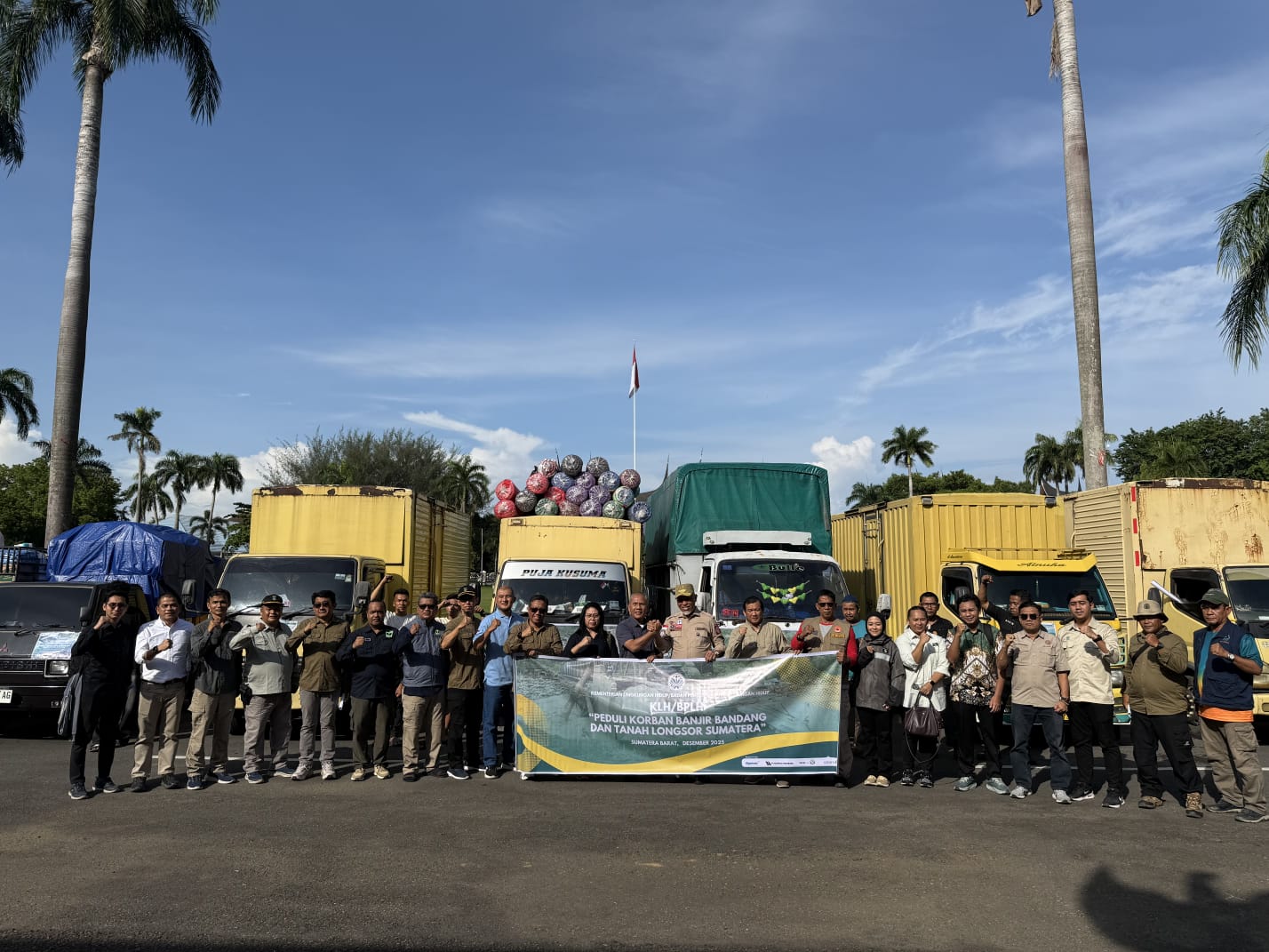 DISERAHKAN: Berau Coal-Sinar Mas Peduli turut serta dalam penyaluran bantuan bagi korban bencana di Provinsi Aceh, Sumut dan Sumbar berkolaborasi dengan KLH. (BERAU COAL UNTUK BERAU POST)