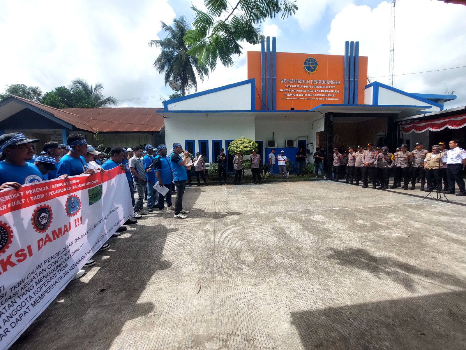 AKSI DAMAI: Buruh TKBM menggelar aksi damai di halaman kantor UPP Kelas II Tanjung Redeb. (KUPP KELAS II TANJUNG REDEB UNTUK BERAU POST)