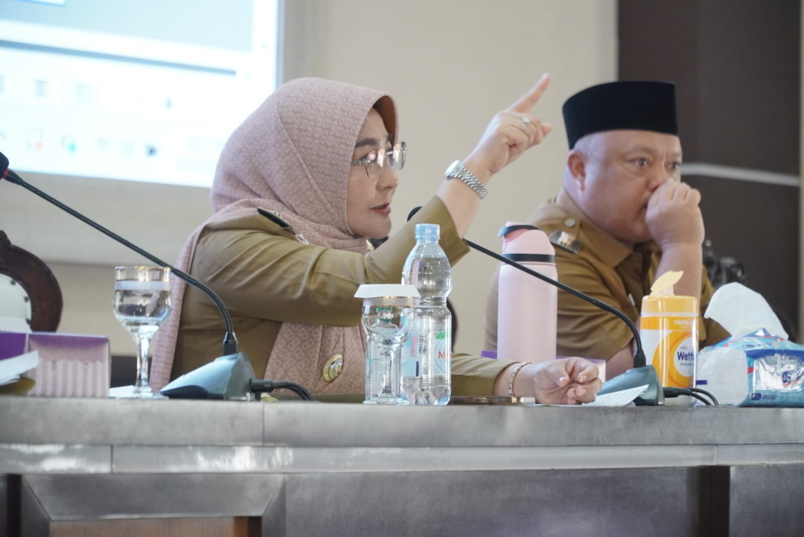 RAPAT EVALUASI: Bupati Berau Sri Juniarsih bersama Wakil Bupati Berau Gamalis, memimpin rapat evaluasi akhir tahun serapan anggaran OPD di Ruang Rapat Sangalaki, Tanjung Redeb Senin (8/12). (MARNI/BP)