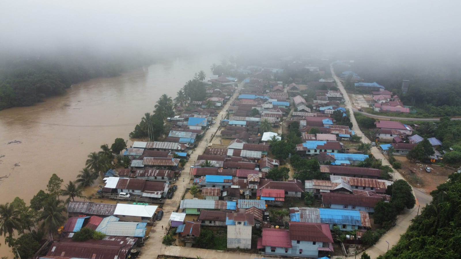 TERENDAM: Puluhan rumah di Kampung Long Lanuk waspada banjir. Tampak dari pantauan udara, air Sungai Kelay mulai meluap. (BPBD BERAU UNTUK BERAU POST)